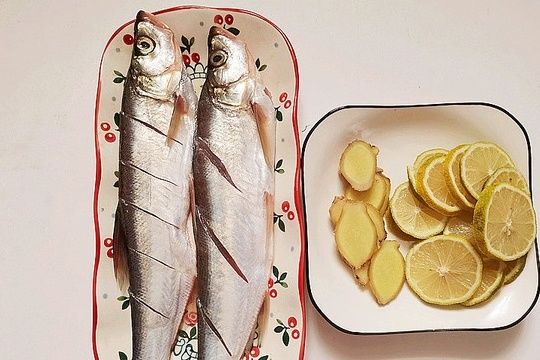 鱼腥的“克星”不是葱姜，而是它！做鱼时加一点，鱼肉鲜嫩无腥味