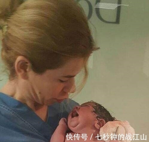 剖腹|刚剖腹出来的宝宝伸手抓住医生的剪刀,不让剪断脐带!