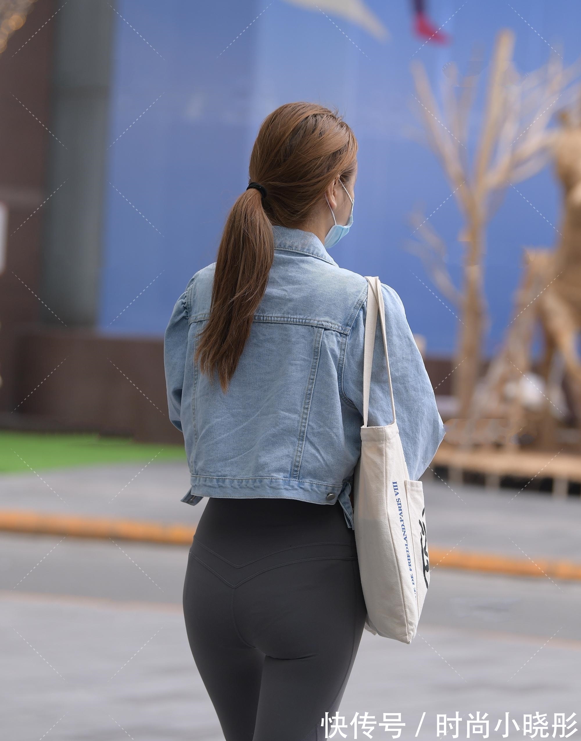 牛仔外套 牛仔外套搭配瑜伽裤,酷酷的运动风穿搭,让初秋暖起来