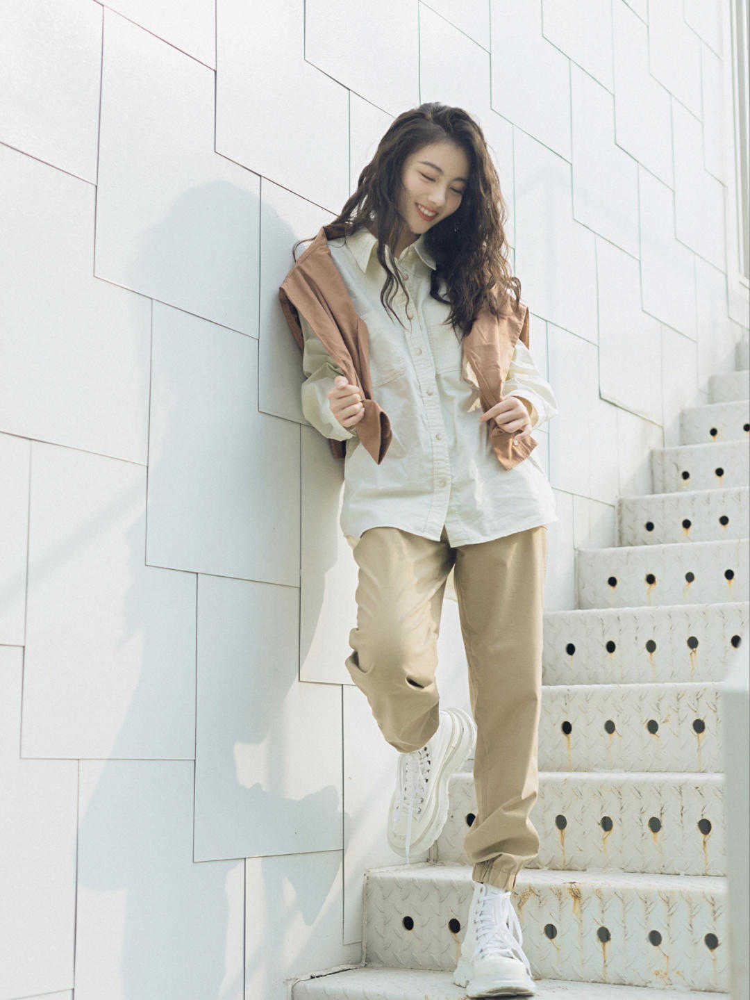 针织衫 一件卡其色裤子的时尚感,秋冬就要这么穿,简直太高级了