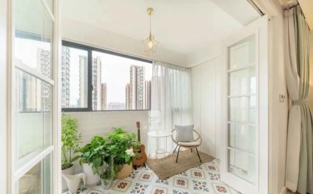 防腐木|越来越多人阳台不铺瓷砖，如今用它来代替，太聪明了