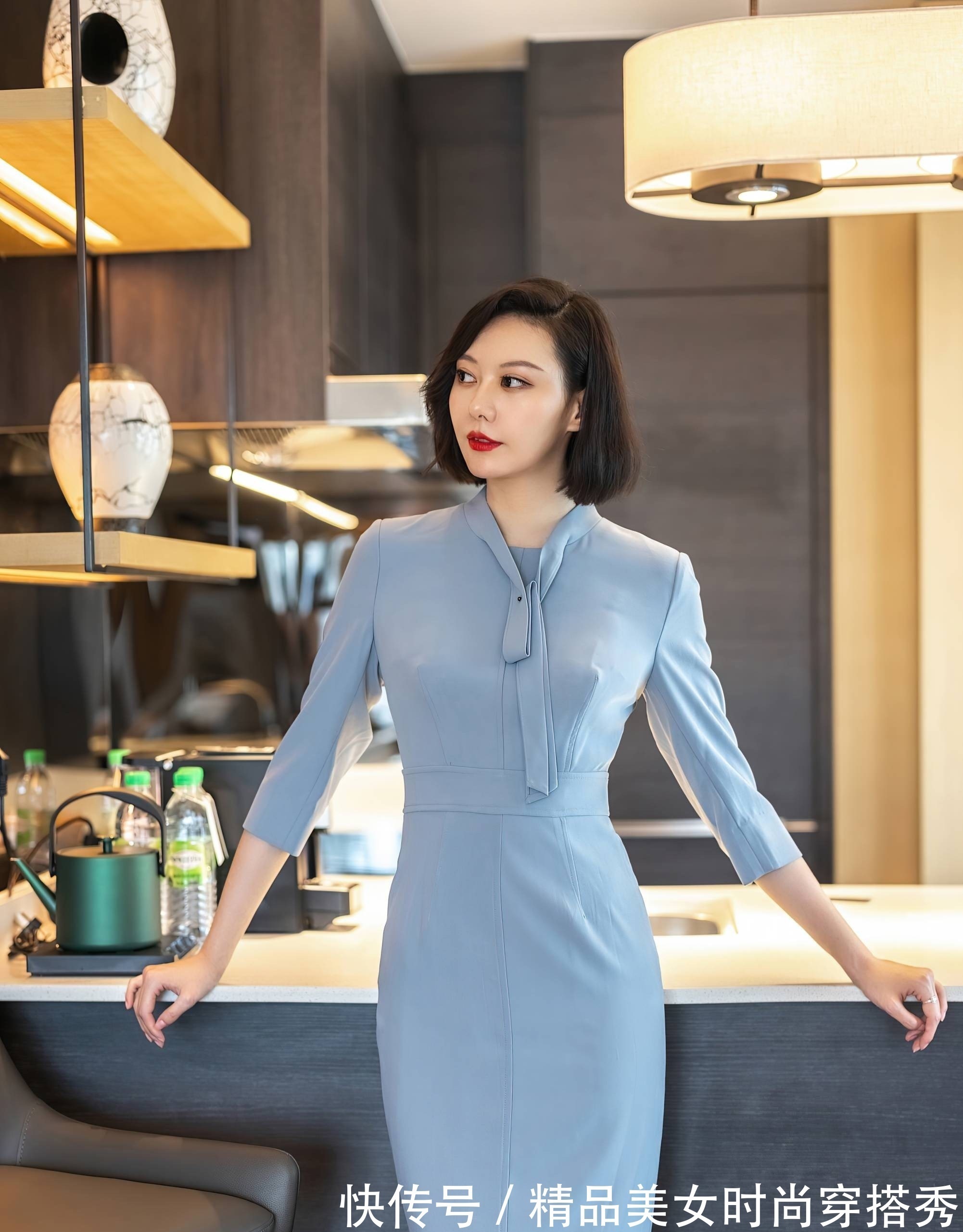 职场 职场穿搭:蓝色连衣裙搭配格子高跟鞋,沉稳又不失女性优雅