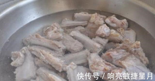 炖排骨|排骨焯水会变柴如何正确做以下这种做法,焯水不柴又美味!