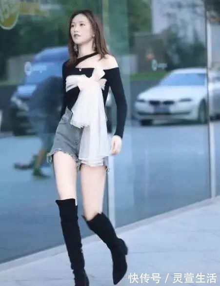 穿搭|美女半露肩黑色上衣，加上牛仔短裤配长靴，穿出属于自己的风采