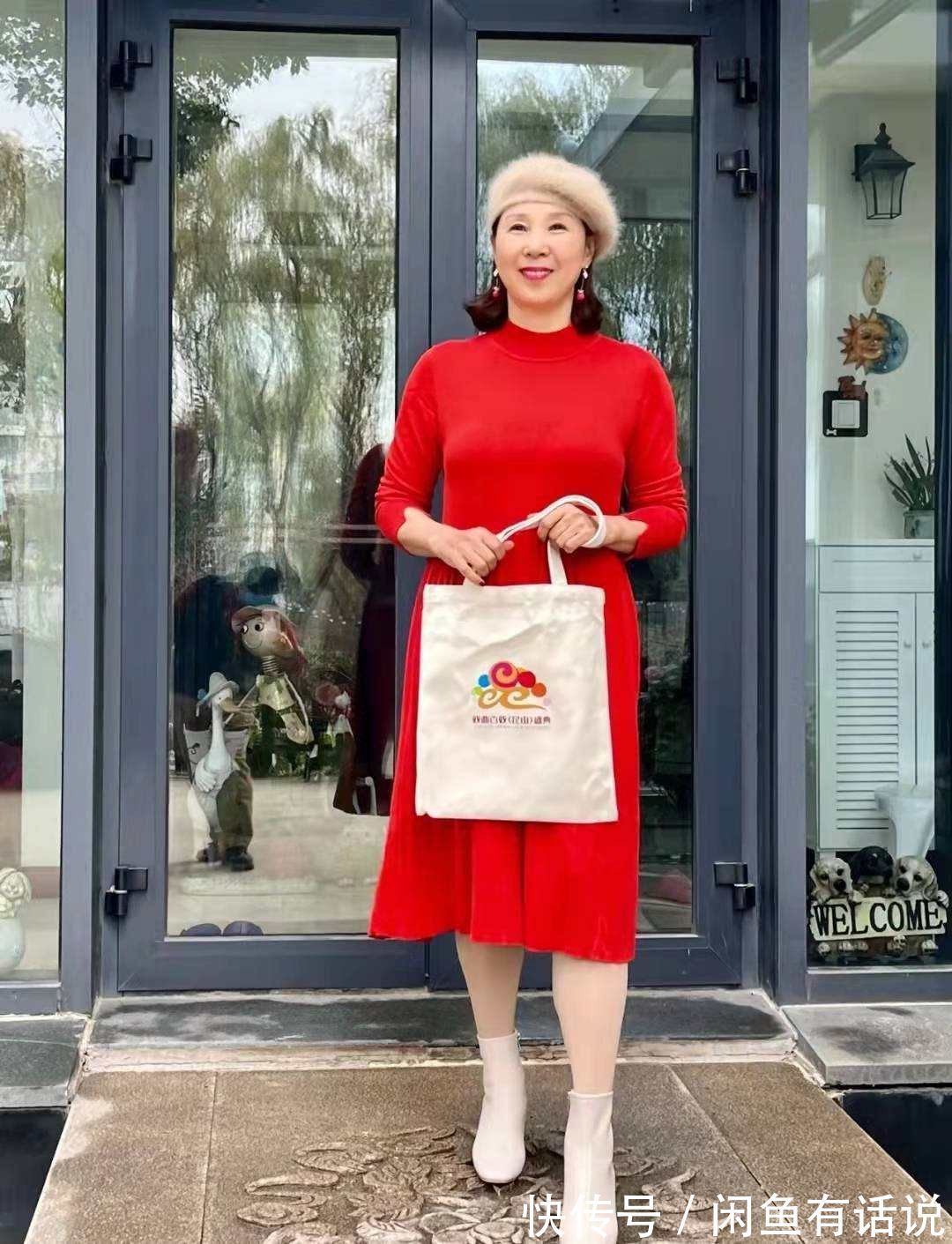 短裙 会穿的女人不会老!学65岁博主用“红色”穿出冬日时髦,高级减龄