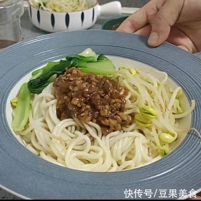 m2勺豆瓣酱撑起的主食，一家三口吃不够