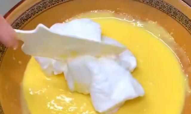 蛋糕|教你制作完美的戚风蛋糕,只要掌握这六点,烤好蓬松暄软又细腻