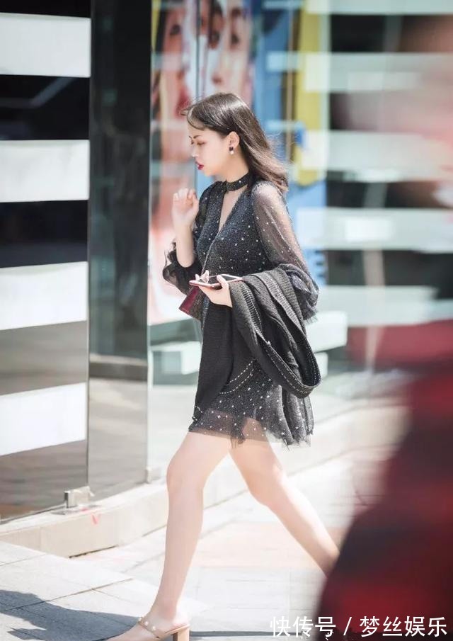 高跟鞋 美女身穿白色连衣裙搭配尖头的高跟鞋，更加闪闪发光惹人爱了