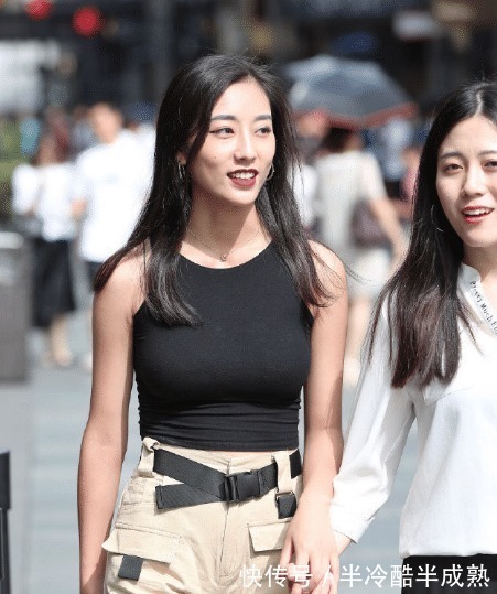 发霉 藏了3年的鞋子也不洗洗再穿出门,鞋面的面料都“发霉”了,亏你也好意思穿出门!