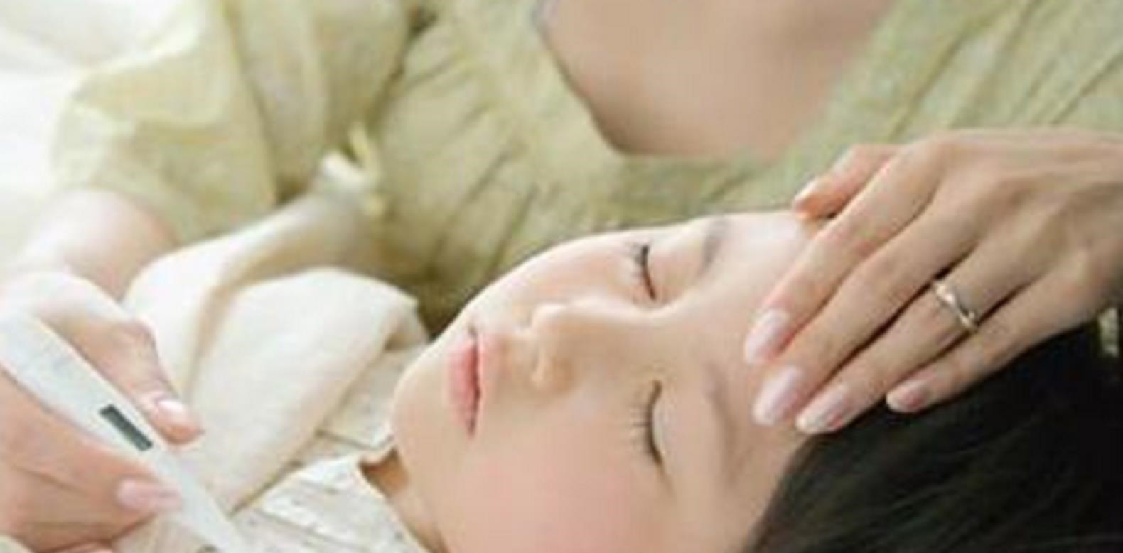 医院|孩子高烧医院排队400号,医生只顾打私人电话,网友:自作自受