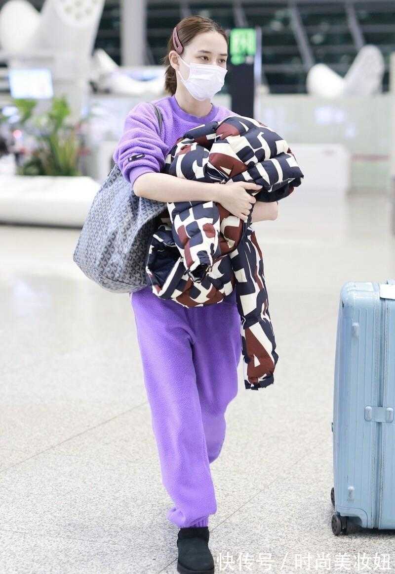 舒适感|何超莲真没“豪门千金”架子,穿紫色运动装走机场,气质仍出众