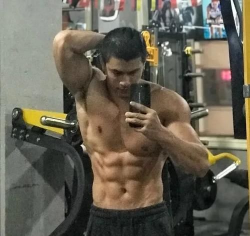 肌肉新郎婚礼现场脱衣引发尖叫，网友都在馋他身子….