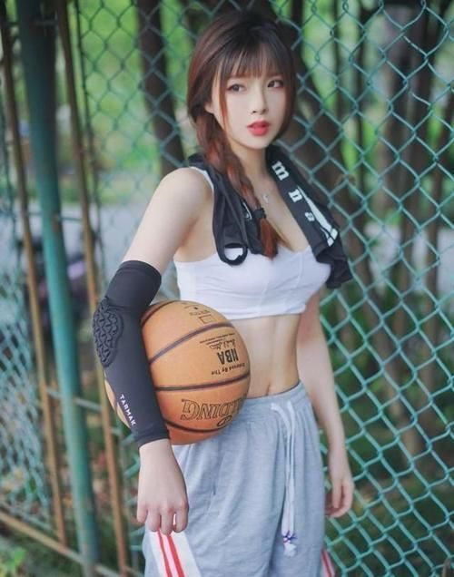 运动 姐姐的运动风格,吊带背心+灰色短裤,酷帅而淘气