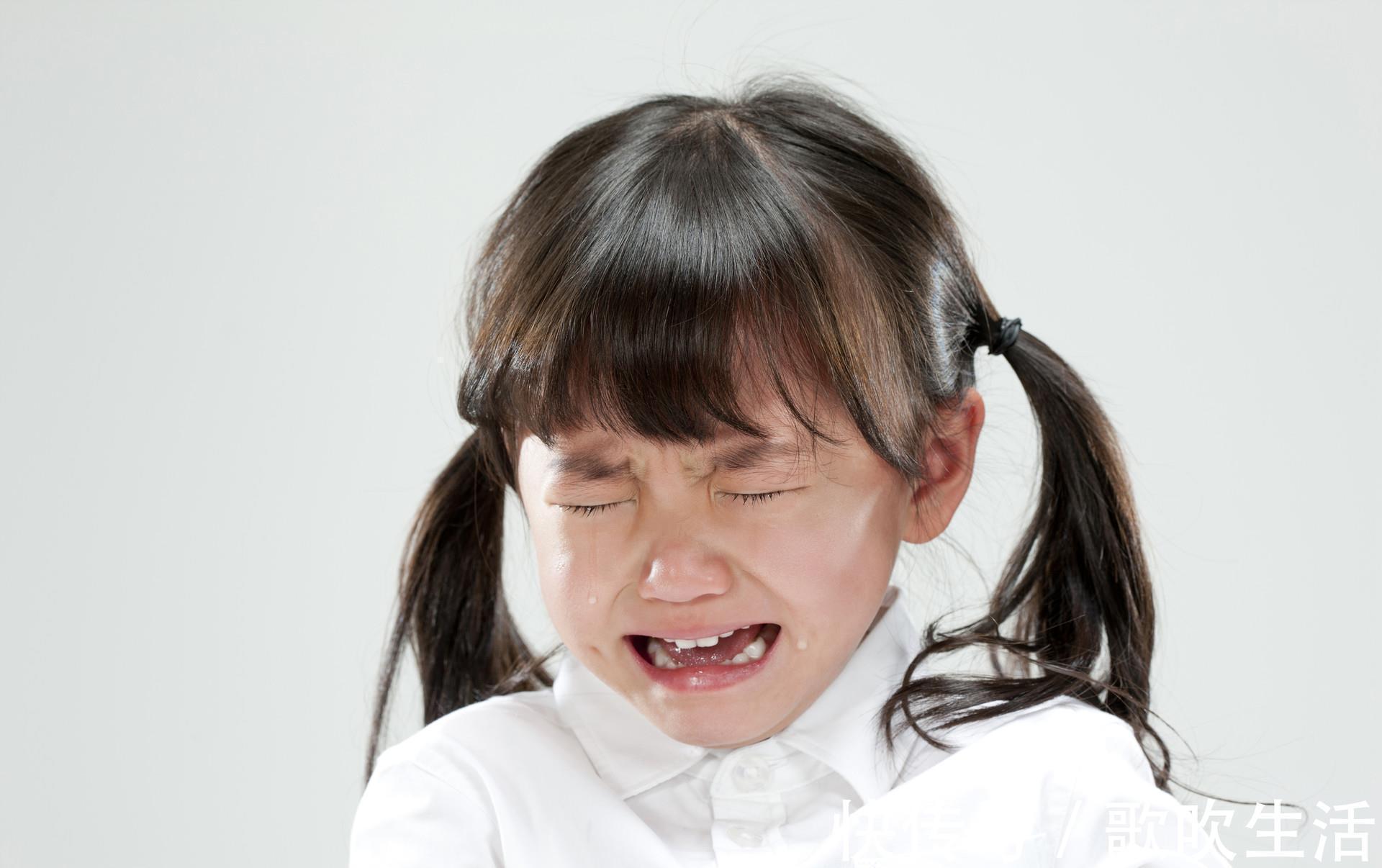 金钱|你再穷,也别总向孩子哭穷,金钱教育不该成为捆绑人生的“诅咒”