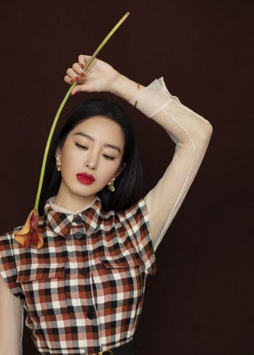 杨采钰|论法式穿搭格纹连衣裙摩登精致，黑色渔网袜超性感！
