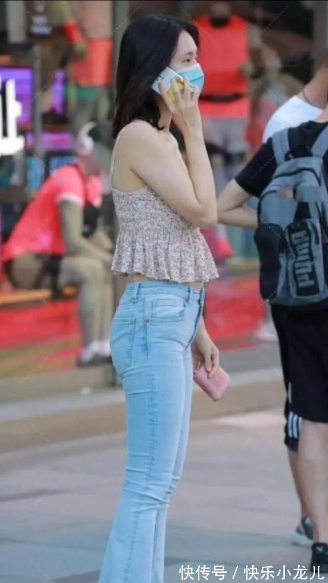 打底裤|浅色碎花吊带搭配淡蓝牛仔打底裤,清爽靓丽,好看又不乏气质