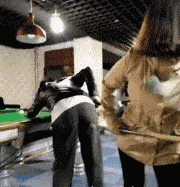 |搞笑GIF趣图:跟姐说说实话你是不是想泡姐?