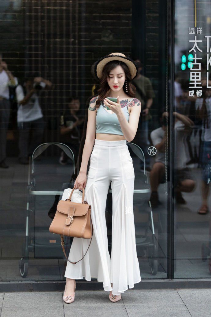 典雅|高贵典雅的打底裤穿搭整体感非常优雅,秀出美丽长腿,自在飘逸