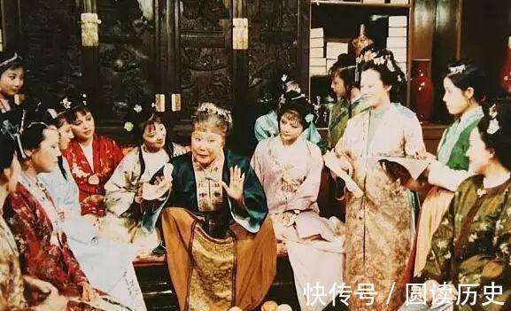 荣国府|《红楼梦》里刘姥姥进荣国府时引发的“三笑”,到底暗示了什么