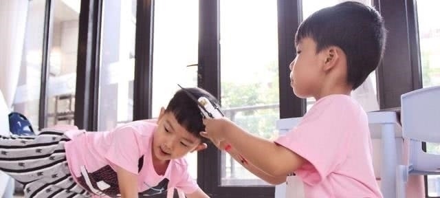 小丽|宝爸给儿子买了个玩具,每次拿出来孩子都哭,宝妈知道原因后笑喷