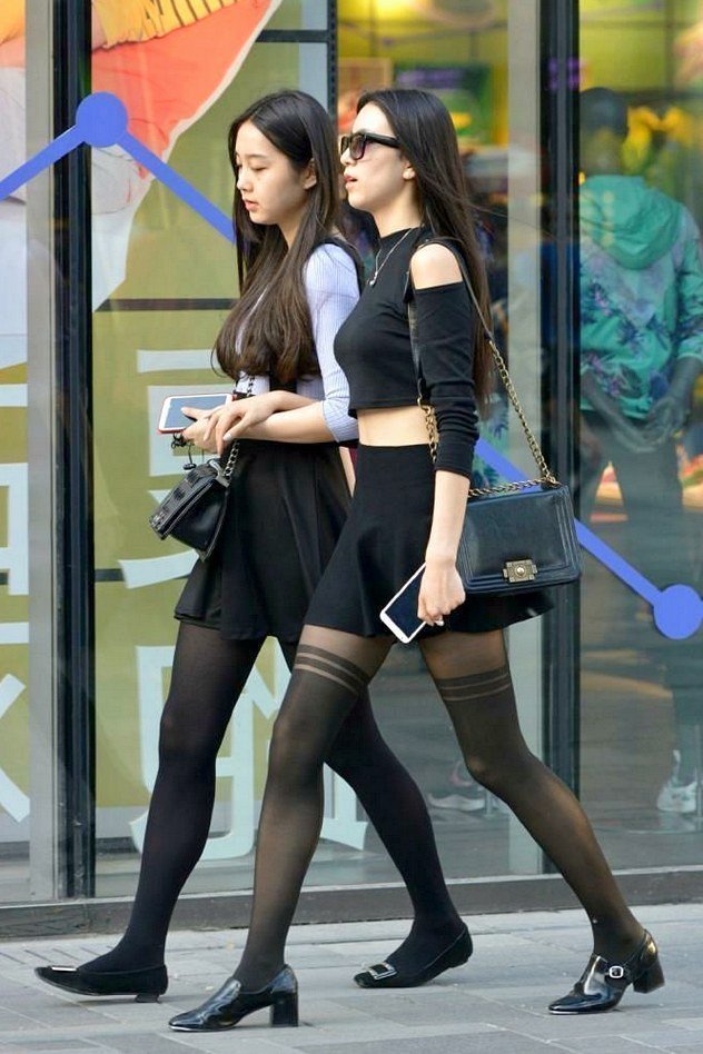 长度适中的黑色荷叶裙,多少让人有些低落