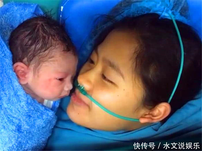 妈妈还在手术中,护士把新生儿放到妈妈怀抱,宝宝竟亲吻妈妈