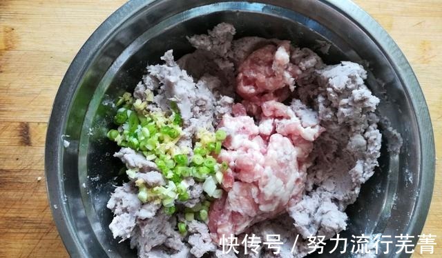 芋头|芋头猪肉丸子外酥里嫩，香糯可口，总是忍不住吃了一个又一个！