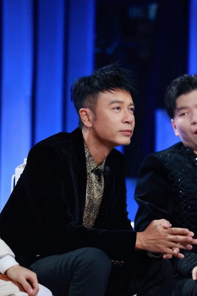 勤深深|《我们的歌2》李克勤周深惊喜返场 《爱情转移》再现经典合唱