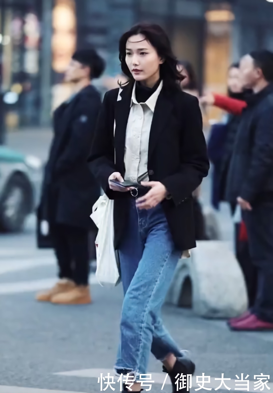 穿西装别搭西装裤了,配“气球裤”比什么都强,显高又显瘦!