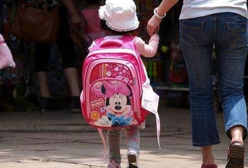 书包|有一种“没眼看”叫翻孩子书包,稀奇古怪啥都有,怕你气到发笑