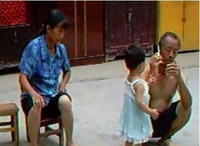 委屈巴巴|4岁女儿不乖被妈妈罚站, 妈妈去厨房做饭, 回来看到孩子直接笑喷!