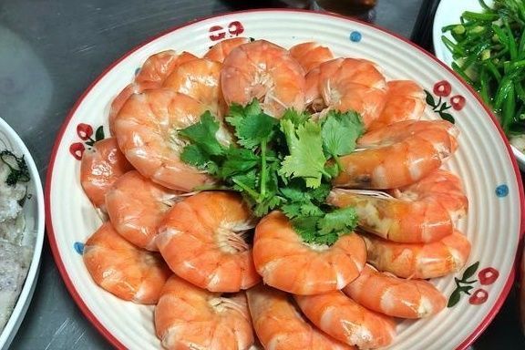 七夕外婆家聚餐，舅妈做了满满2桌菜，网友：还是农村好，真不错