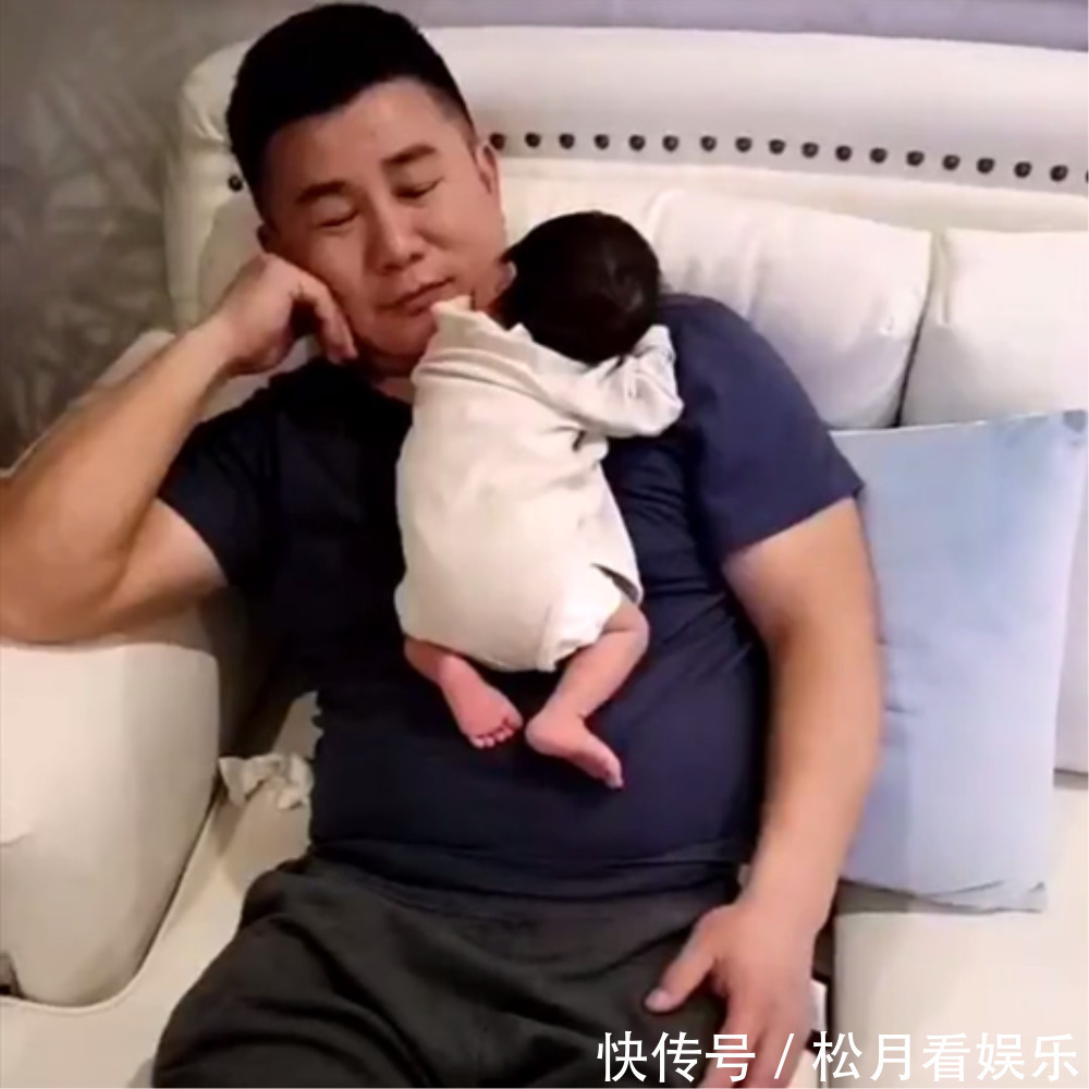 宝宝|爸爸老来得子,恨不得天天将宝宝抱在怀里,接下来的画面太无语