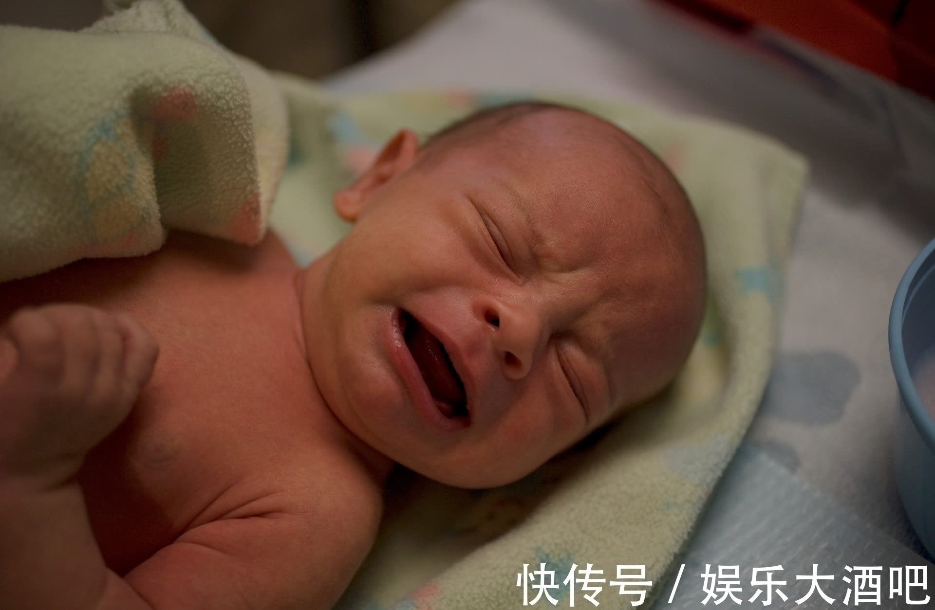 嘴巴|新生儿出生自带的4种现象,是孩子聪明的表现,家长别大惊小怪