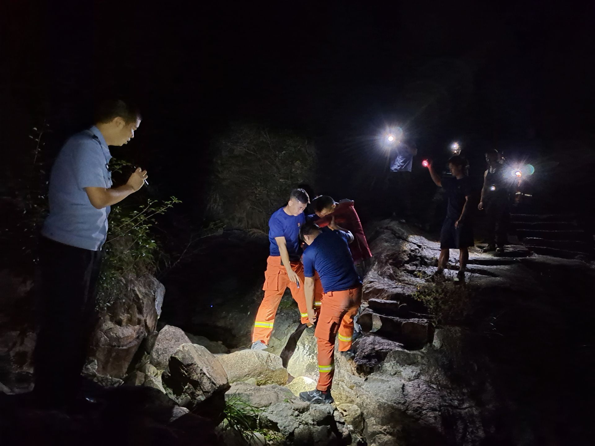 登山|大学生户外登山突感不适 绩溪警民携手9小时成功救援