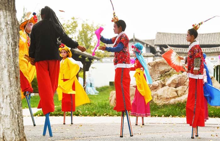 延庆区高跷协会@锣鼓铿锵木跷当当 迎面耍来高跷少年
