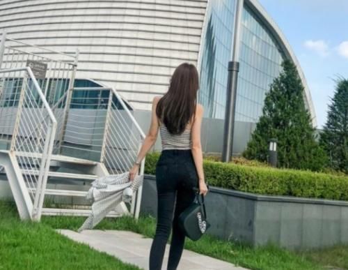 时尚|小姐姐爱穿贴身的紧身牛仔裤,发挥女神的优势