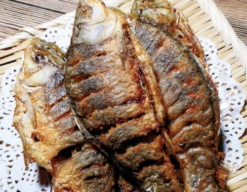 红辣椒|做香煎鲫鱼,想要鱼肉入味不掉皮,下锅前抹点“它”,非常有必要