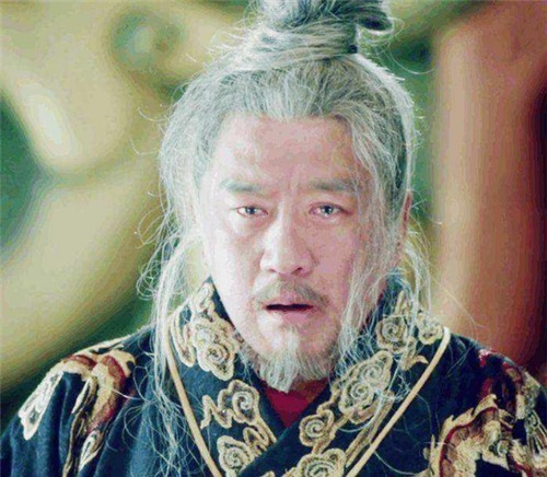 皇帝在下棋,高僧进宫求见,皇帝吃棋子大喊:杀掉!高僧就此被杀