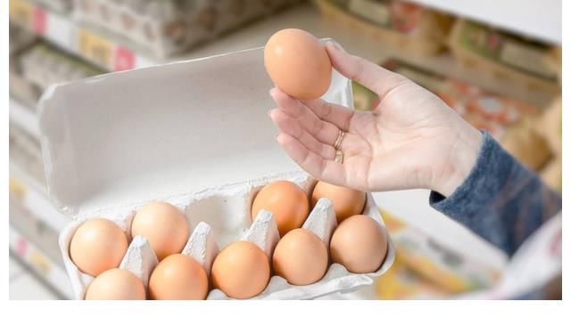 鸡蛋要不要放冰箱？分享一种保存技巧，简单实用，鸡蛋久放不易坏
