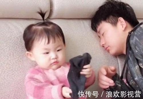 妈妈|爸爸假装被臭袜子熏晕,女儿闻过后也晕了,结果让妈妈忍不住笑喷