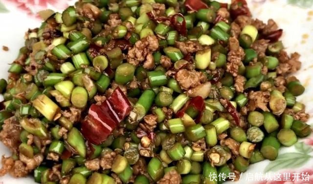 色泽|蒜苔炒肉时，蒜苔焯水大错特错，掌握1个小技巧，色泽鲜亮又好吃