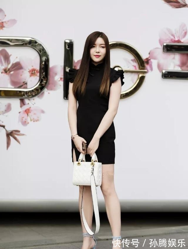 娃娃衫 美女搭配尖头的高跟凉鞋,提升了穿着的舒适感,精致又十分的美观
