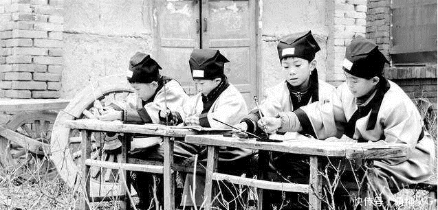 还封|年轻时,他和李白、杜甫厮混,很不起眼,可最后他官做得却最大,还封了侯!