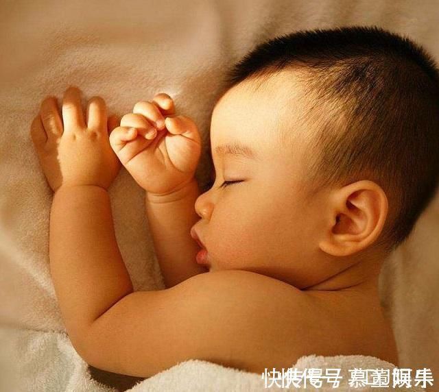 蕾蕾|孩子睡觉时,若有这3个表现,多半是疾病发出的信号,妈妈要留心
