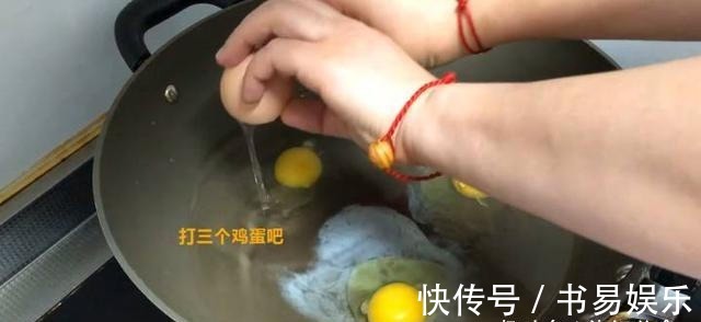煮荷包蛋时,别冷水和开水下锅了,如此做,鸡蛋圆润更鲜嫩!