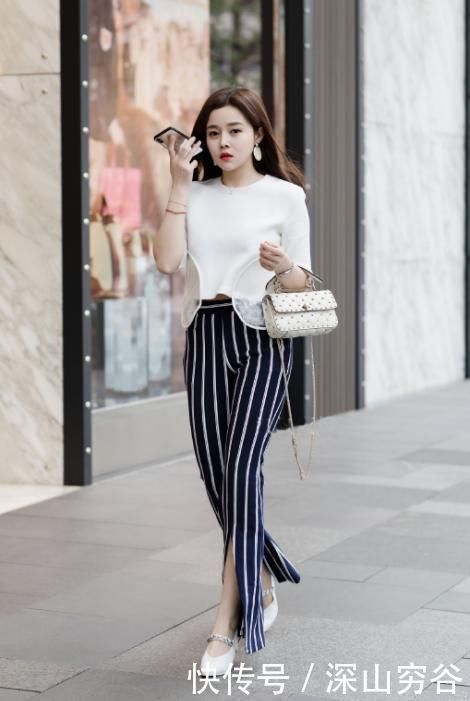 喇叭裤|气质出众的小姐姐,白上衣搭配条纹喇叭裤,凸显淑女气质