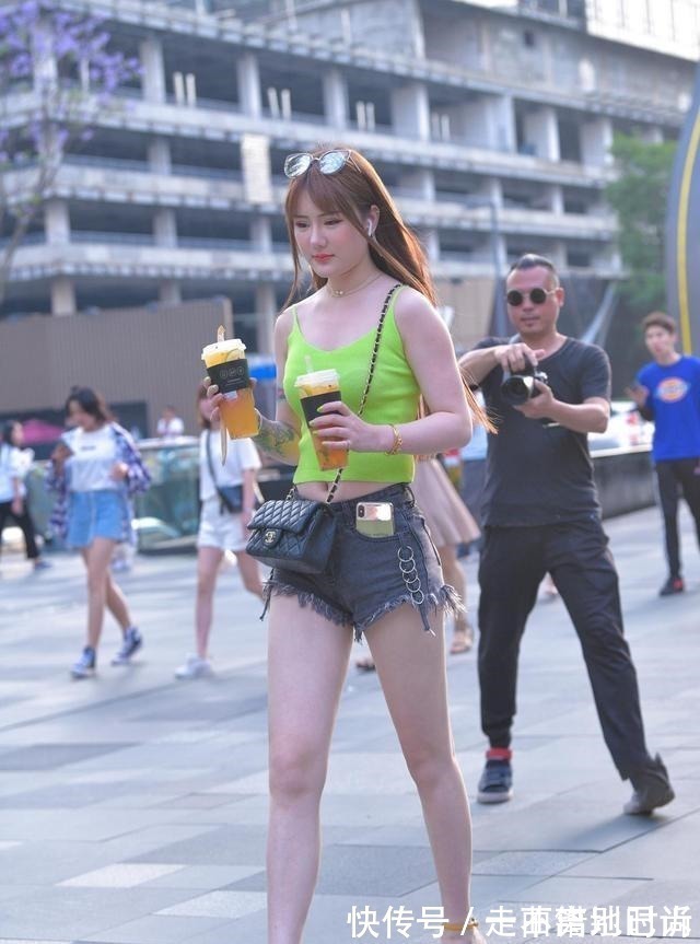 穿搭 年轻小姐姐们选热裤,常常偏爱有个性的款式!