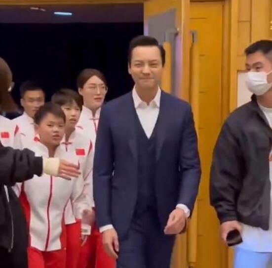 太可爱！全红婵与陈伟霆热聊不小心脱离队伍，尴尬回归逗翻陈芋汐