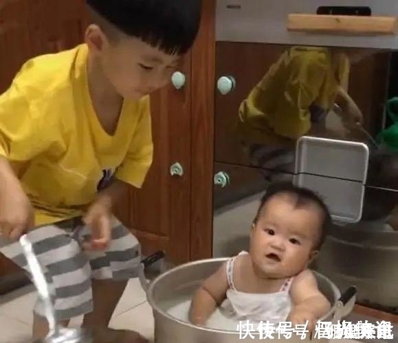 孩子|家长回家发现,熊孩子哥哥正在“炖”弟弟,网友评论就差点火了